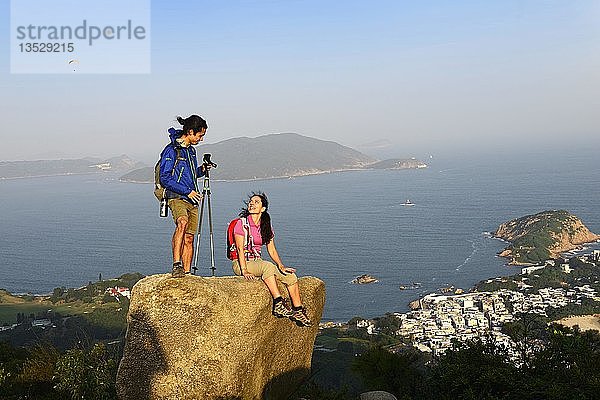Wanderer auf Felsen  Dragons Back Trail  Blick auf Shek O Bay  Hongkong  China  Asien