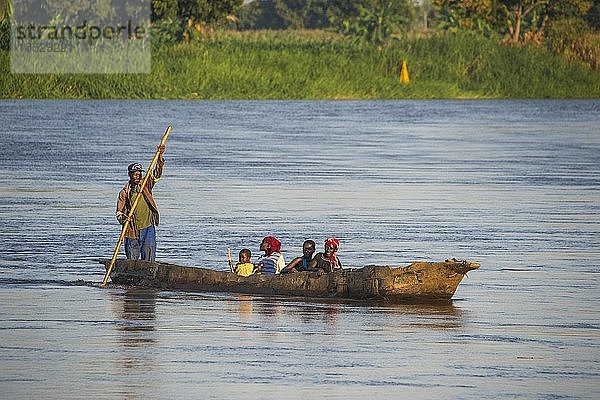 Einheimische im Kanu auf dem Shire-Fluss  Malawi  Afrika