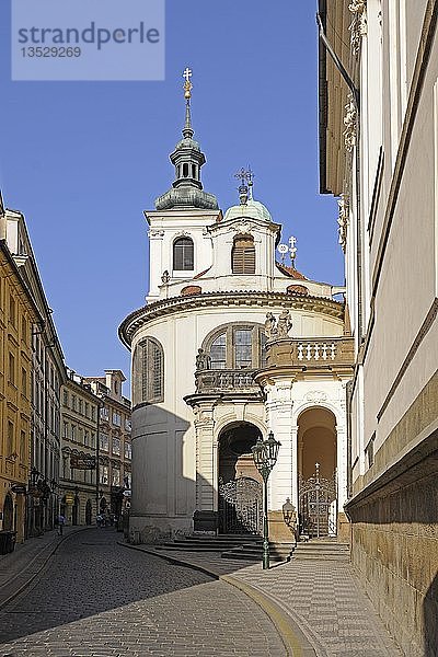 Historische Gebäude und Straßenlampen am frühen Morgen  Altstädter Ring  Altstadt  Prag  Böhmen  Tschechische Republik  Europa