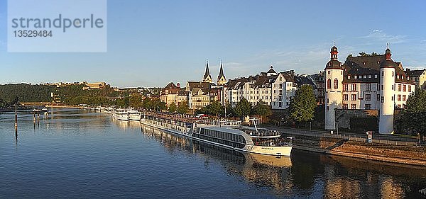 Mosel mit Festung Ehrenbreitstein und Altstadt im Abendlicht  Koblenz  Rheinland-Pfalz  Deutschland  Europa