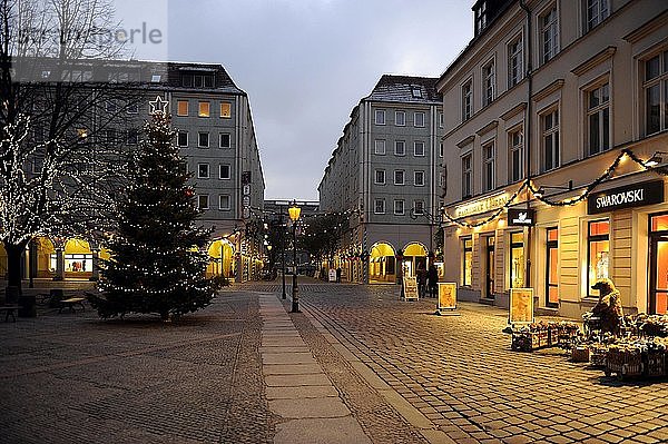 Nikolai-Viertel am Abend mit Weihnachtsdekoration  Berlin  Deutschland  Europa