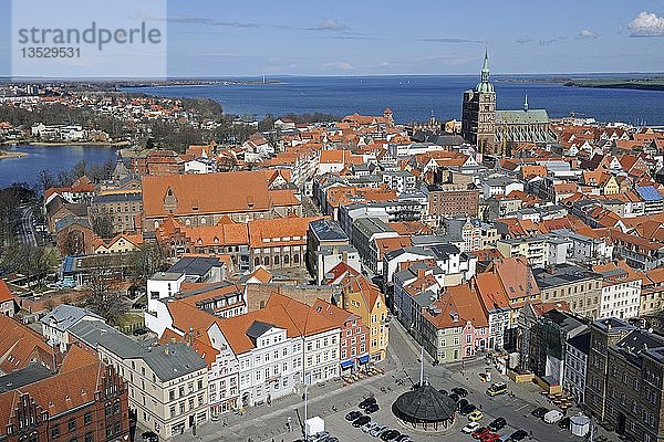 Blick vom Turm der Marienkirche auf die Altstadt mit Nikolaikirche  Hafen und Strelasundsund  Stralsund  UNESCO-Welterbe  Mecklenburg-Vorpommern  Deutschland  Europa  PublicGround  Europa
