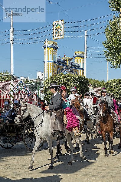 Reiter auf Pferden vor den Casetas  Feria de Abril  Sevilla  Andalusien  Spanien  Europa