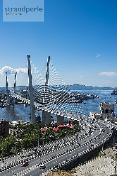 Blick auf Wladiwostok und die neue Zolotoy-Brücke  Russland  Europa