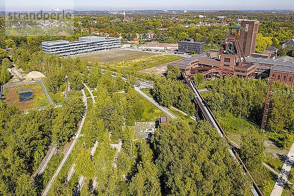 Welterbe Zeche Zollverein in Essen  Zollverein Park  ehemaliger Gleis-Boulevard  Hinterschacht 1/2/8 und Folkwang Universität der Künste  Drohnenaufnahme  Essen  Nordrhein-Westfalen  Deutschland  Europa