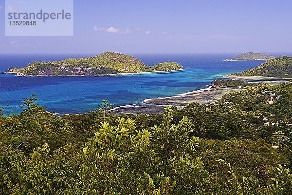 Blick auf den Strand und die Bucht von Port Glaud  Insel Mahe  Westküste  Seychellen  Afrika