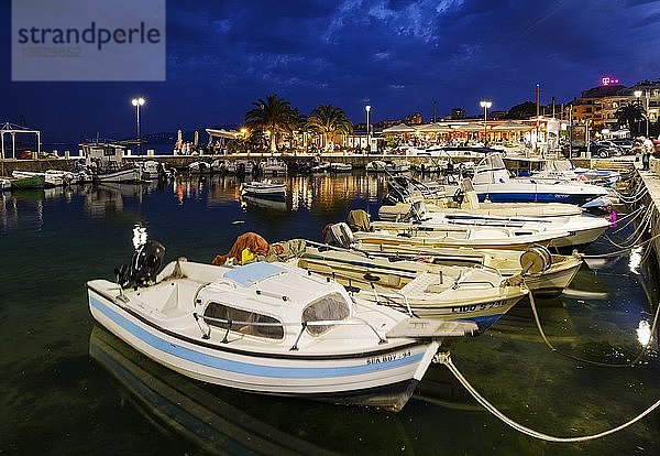 Abenddämmerung am Fischerhafen  Saranda  Sarandë  Qark Vlora  Ionisches Meer  Albanien  Europa