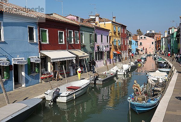 Typische bunte Häuser am Kanal  Insel Burano  Venedig  Venetien  Italien  Europa