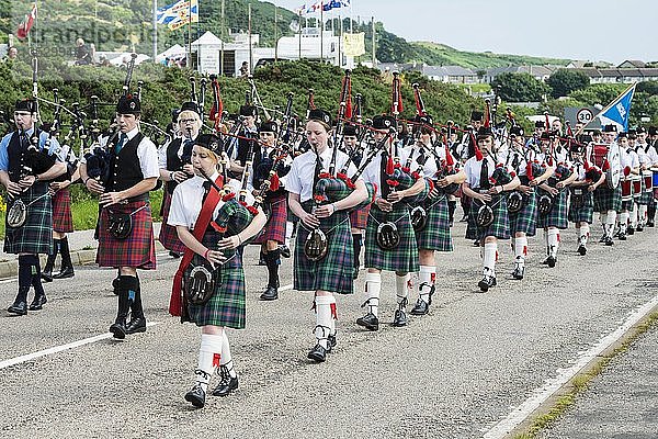 Traditionelle Dudelsackparade  Helmsdale Highland Games  Helmsdale  Sutherland  Schottland  Vereinigtes Königreich  Europa