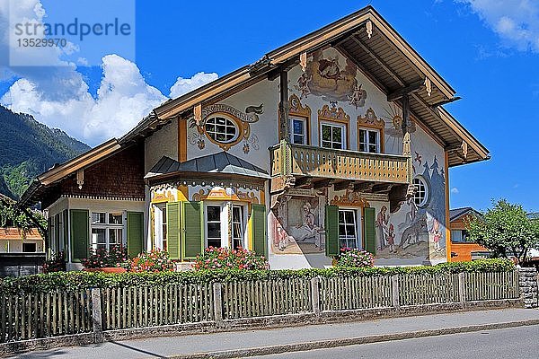 Rotkäppchenhaus mit typischer Lüftlmalerei  Oberammergau  Passionsspieldorf  Ammertal  Ammergauer Alpen  Oberbayern  Bayern  Deutschland  Europa