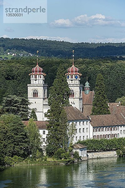 Blick auf die Klosterkirche Rheinau über den Rhein  Kanton Zürich  Schweiz  Europa