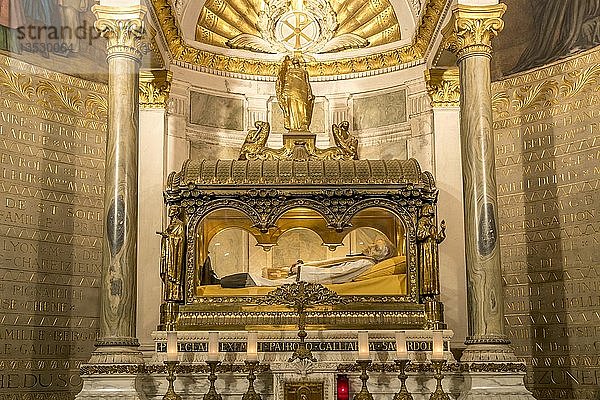 Altar mit dem Schrein des Heiligen Jean-Marie Vianney  Basilika Saint-Sixte d'Ars  Ars-sur-Formans  Auvergne-Rhone-Alpes  Frankreich  Europa