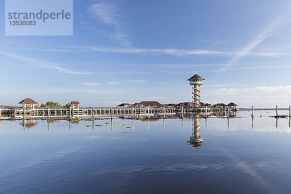 Beobachtungsturm und Lernzentrum im Thale Noi Waterfowl Reserve Park in Phatthalung  Thailand  Asien