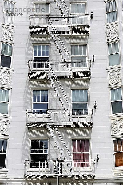 Feuerleitern an einer Gebäudefassade in San Francisco  Kalifornien  USA  Nordamerika