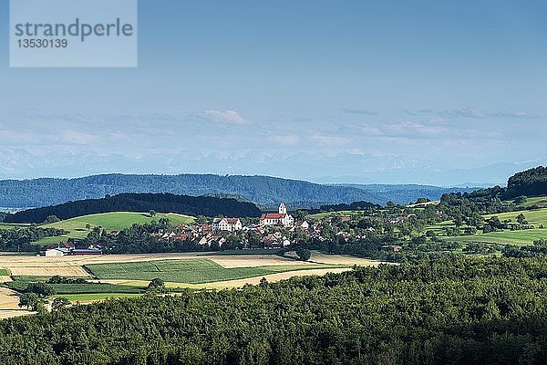 Blick auf die Hegauer Landschaft mit dem Dorf Weiterdingen im Sommer  Baden-Württemberg  Deutschland  Europa