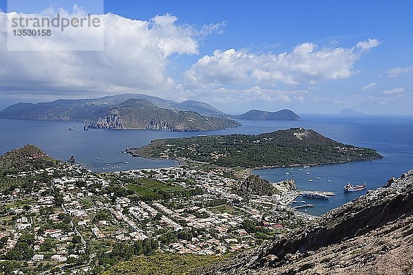 Blick vom Kraterrand auf Lipari  Insel Vulcano  Äolische und Liparische Inseln  Sizilien  Italien  Europa