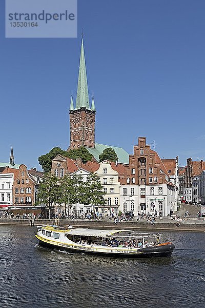 Petrikirche  Ausflugsschiff auf der Obertrave  Lübeck  Schleswig-Holstein  Deutschland  Europa