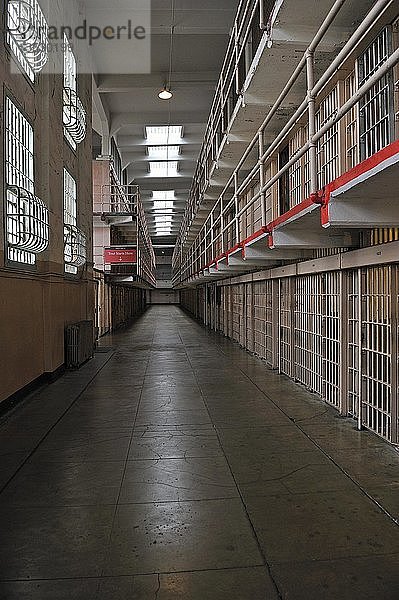 Blick in einen Zellenblock im Gefängnis  Alcatraz Island  Kalifornien  USA  Nordamerika