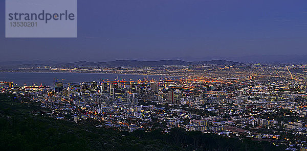 Blick vom Signal Hill auf Kapstadt zur blauen Stunde  Kapstadt  Westkap  Südafrika  Afrika