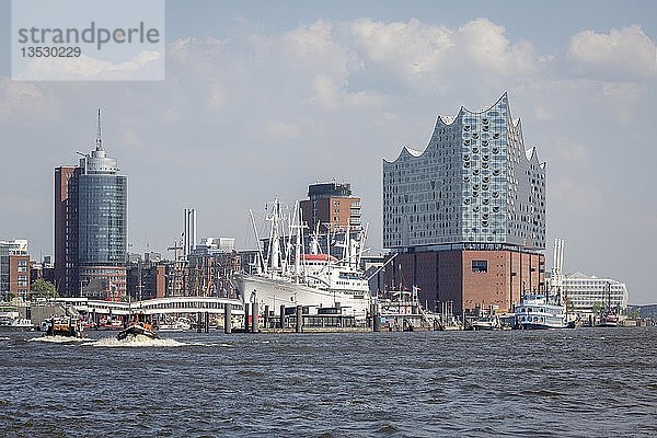 Elbphilharmonie  Elphie  neben den Gebäuden der Speicherstadt  vor dem Segelschiff Cap San Diego  Hamburger Hafen  Hamburg