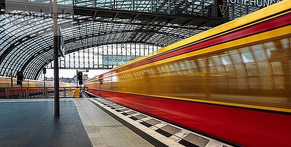 Abfahrende S-Bahn  Berlin Hauptbahnhof  Berlin  Deutschland  Europa