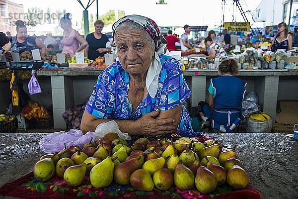 Frau verkauft Äpfel auf einem lokalen Markt  Tiraspol  Republik Transnistrien  Moldau  Europa