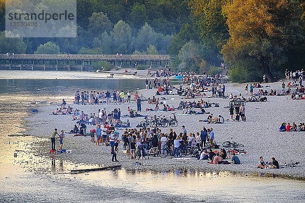 Junge Leute auf Kiesbank am Flussufer  Isar am Flaucher  Flauchersteg  Sendling  München  Oberbayern  Bayern  Deutschland  Europa