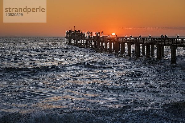 Die alte  wiederaufgebaute Anlegestelle bei Sonnenuntergang  Swakopmund  Erongo-Region  Namibia  Afrika