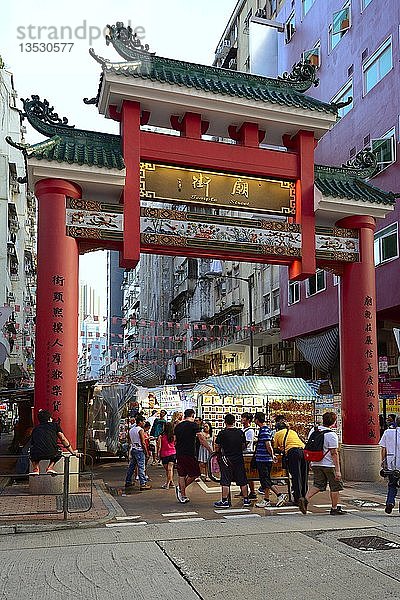 Eingang zum Nachtmarkt in der Temple Street  Kowloon  Hongkong  China  Asien