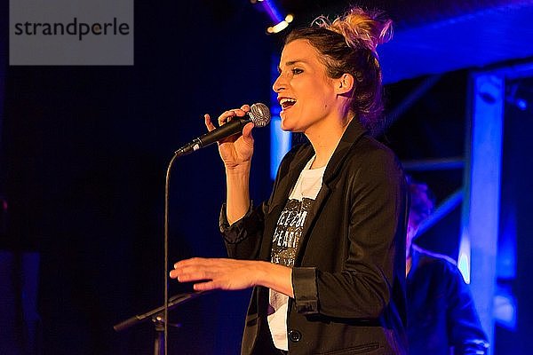 Die Schweizer Sängerin und Songwriterin Lina Button live in der Schüür Luzern  Schweiz  Europa