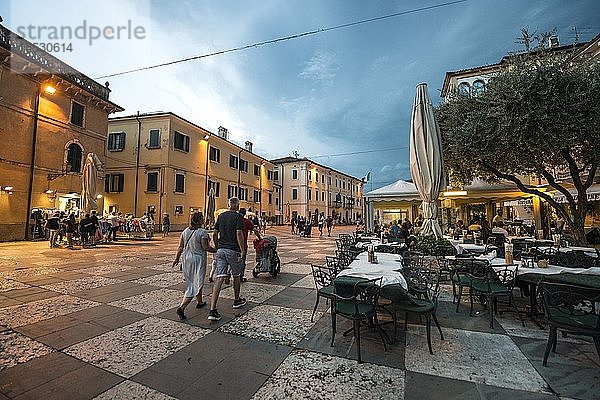 Platz mit Restaurants in der Altstadt am Abend  Gewitter  Lazise  Gardasee  Lombardei  Italien  Europa