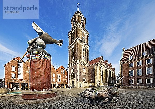 St. Lamberti Kirche mit Skulpturen  Marktplatz  Coesfeld  Münsterland  Nordrhein-Westfalen  Deutschland  Europa