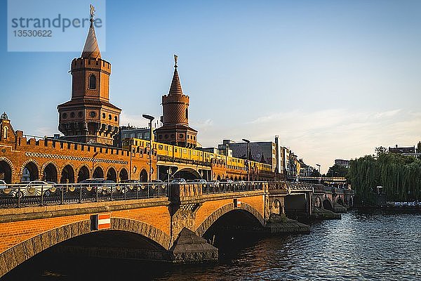 Oberbaumbrücke zwischen Kreuzberg und Friedrichshain  Spree  Berlin  Deutschland  Europa