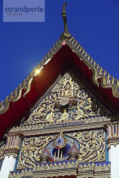 Dachdekorationen und Pagoden des Wat Chalong  des größten Tempels auf Phuket  Thailand  Asien