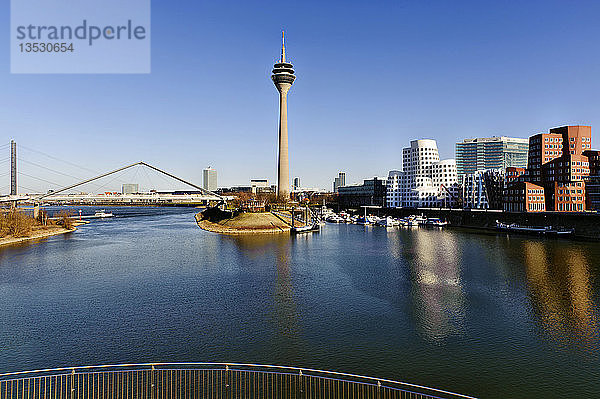 Stadtbild von Düsseldorf mit dem Rheinturm  Nordrhein-Westfalen  Deutschland  Europa