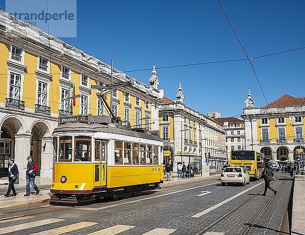 Historische Straßenbahn  Straßenbahn 25  Eléctrico  Praça do Comércio  Lissabon  Portugal  Europa