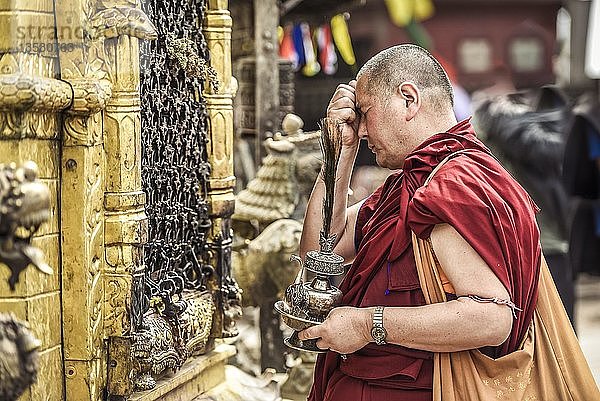 Buddhistischer Mönch  Affentempel Swayambhunath  Kathmandu  Nepal  Asien