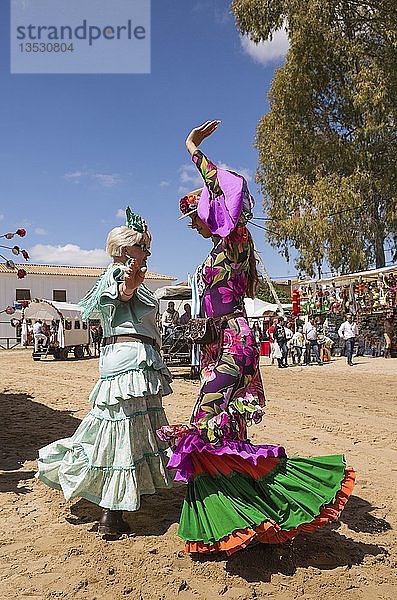Frauen in bunten Zigeunerkleidern tanzen die Sevillana  Pfingstwallfahrt von El Rocio  Provinz Huelva  Andalusien  Spanien  Europa