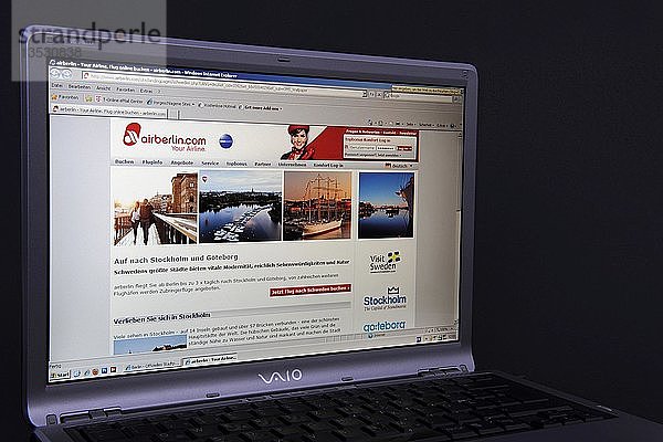 Website  Air Berlin-Webseite auf dem Bildschirm eines Sony Vaio Laptops