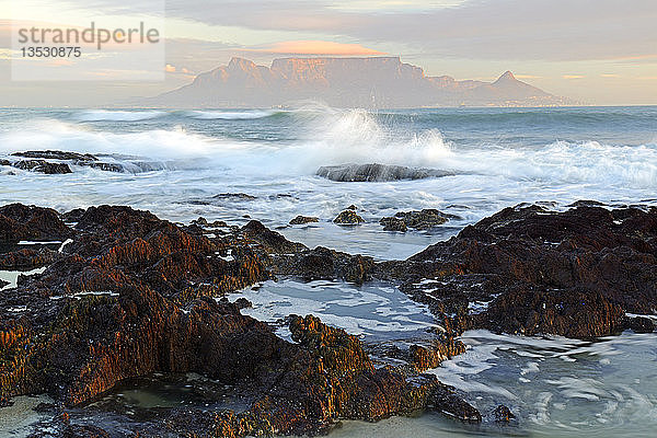Tafelberg im letzten Licht des Tages  gesehen vom Bloubergstrand  Kapstadt  Westkap  Südafrika  Afrika