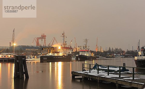 Hafenansicht mit dem Schiff der Seepolizei  im Hintergrund der Kran der Nordseewerke  Emden  Ostfriesland  Niedersachsen  Deutschland  Europa