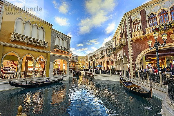 Replik Venedig  venezianische Gondeln mit Touristen auf dem Kanal  Canale Grande  Grand Canal  unter künstlichem Himmel  The Venetian Resort Hotel  Casino  Las Vegas Strip  Las Vegas  Nevada  USA  Nordamerika