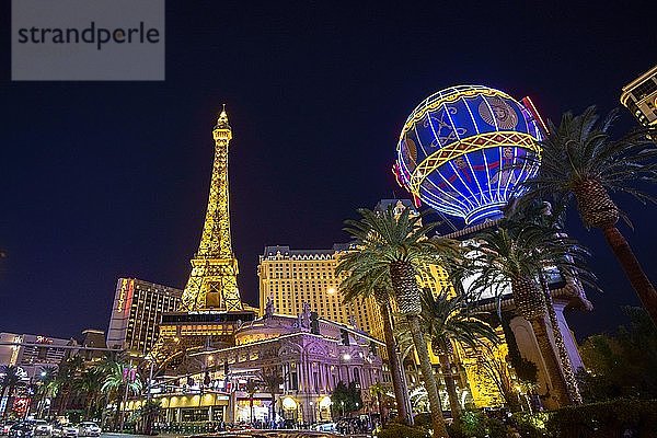 Beleuchtetes Paris Las Vegas Hotel und Casino bei Nacht  mit nachgebautem Eiffelturm  Nachtszene  The Strip  Las Vegas Strip  Las Vegas Boulevard  Las Vegas  Nevada  USA  Nordamerika