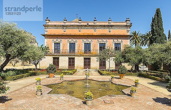 Springbrunnen vor dem Barockschloss  Alcázar de Jerez  Jerez de la Frontera  Provinz Cádiz  Andalusien  Spanien  Europa