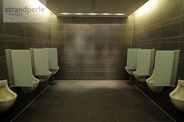 Urinale  Innenraum des Berliner Hauptbahnhofs  Lehrter Bahnhof  Berlin  Deutschland  Europa