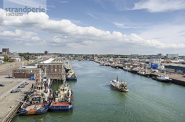 Hafen von Ijmuiden mit vertäuten Fischerbooten oder Trawlern und Schleppern  Nordholland  die Niederlande  Europa