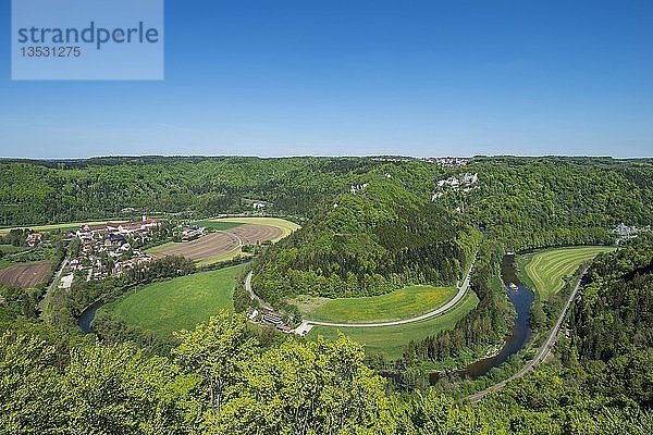 Blick auf das obere Donautal und die Stadt Beuron vom Jägerfelsen aus gesehen  Baden-Württemberg  Deutschland  Europa