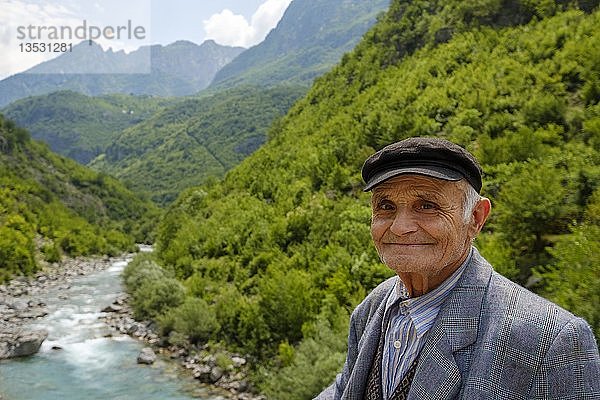 Alter Mann vor dem Fluss Cem i Vuklit  Tamara  Tamarë  Region Kelmend  Albanische Alpen  Prokletije  Qark Shkodra  Albanien  Europa