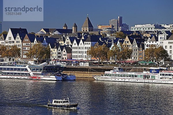 Rhein mit Schiffen vor der Altstadt  Köln  Rheinland  Nordrhein-Westfalen  Deutschland  Europa