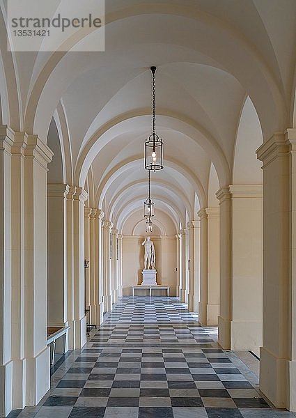 Passage mit Statue  Schloss Herrenchiemsee  Chiemsee  Herreninsel  Bayern  Deutschland  Europa